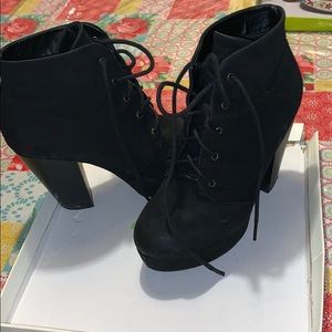 Black heel shoes